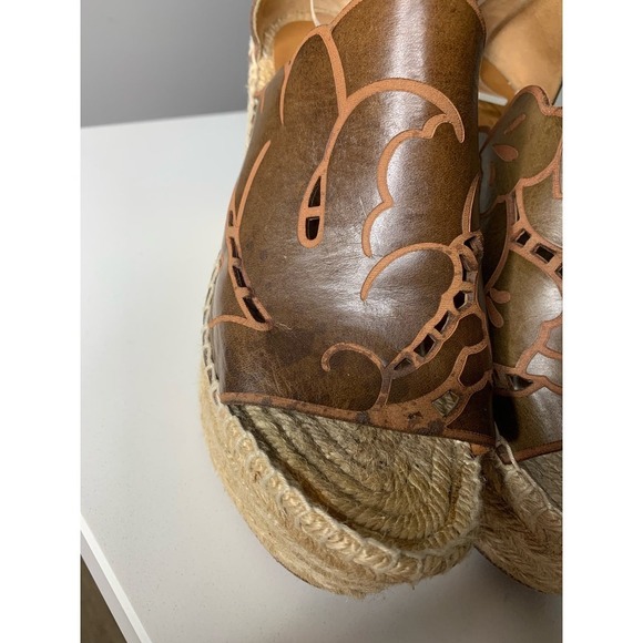 CHLOÉ Tooled Leather Laser Cut Wedge Espadrille Sandals - Picture 5 of 7